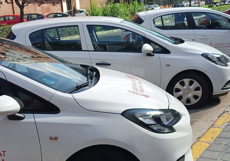 Vehículos al sol pese a las quejas de los trabajadores por los problemas con la climatización.