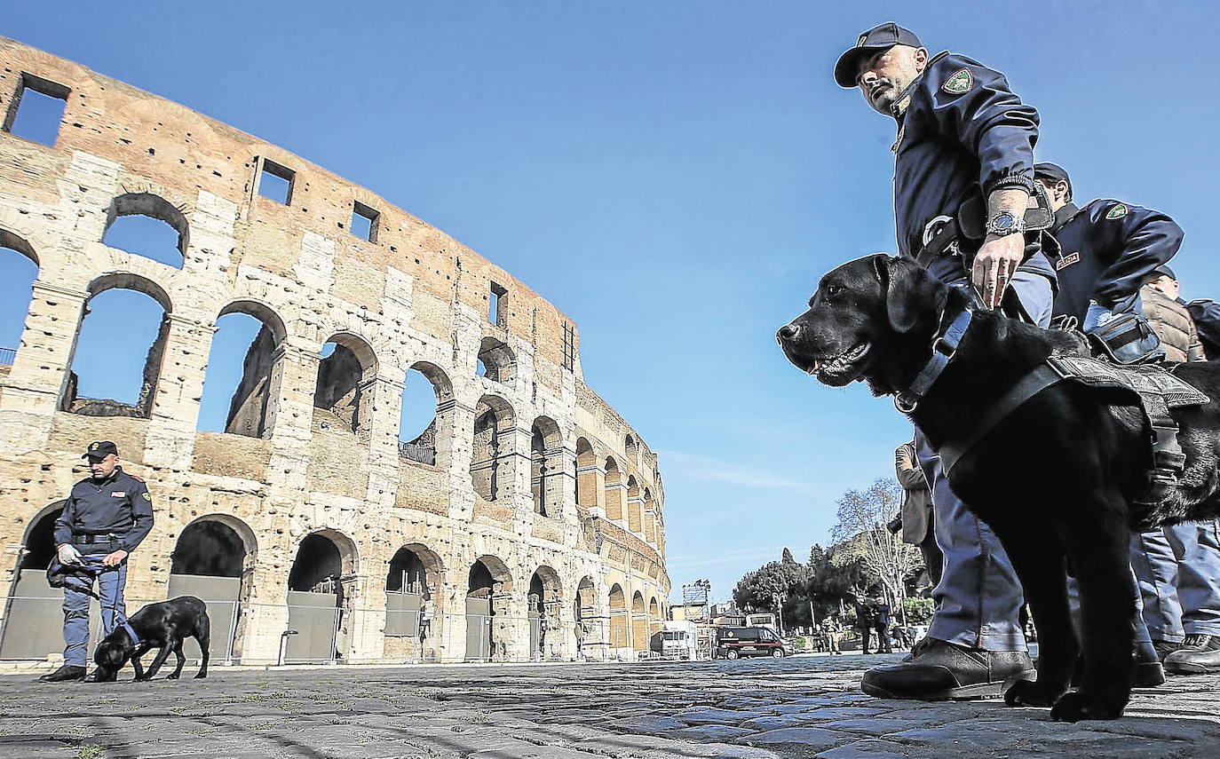 Policías italianos y sus perros rastreadores revisan el Coliseo en una imagen de archivo.