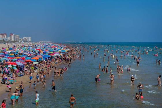 Playa de Gandia en temporada de verano.