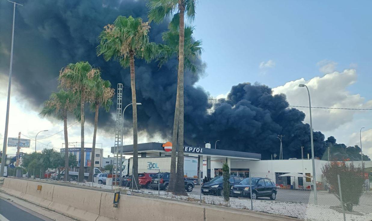 Incendio en una nave industrial de Mercadona