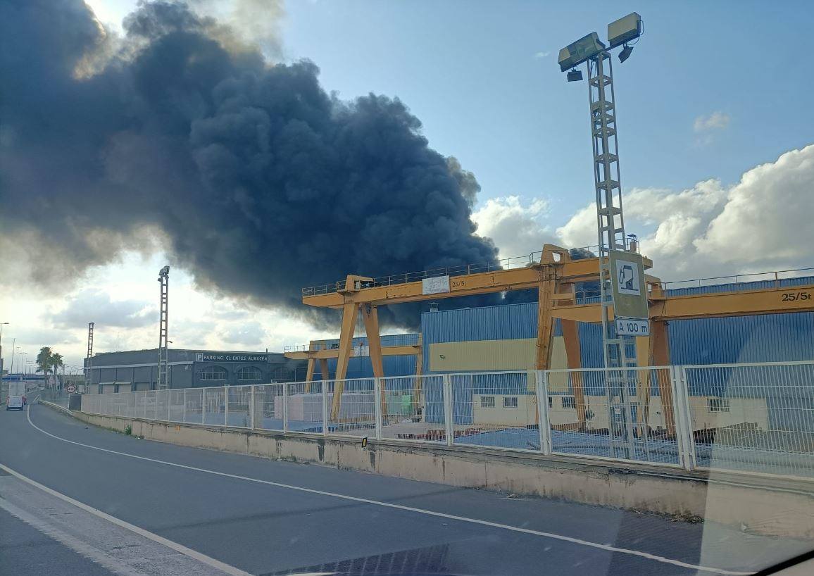 Incendio en una nave industrial de Mercadona