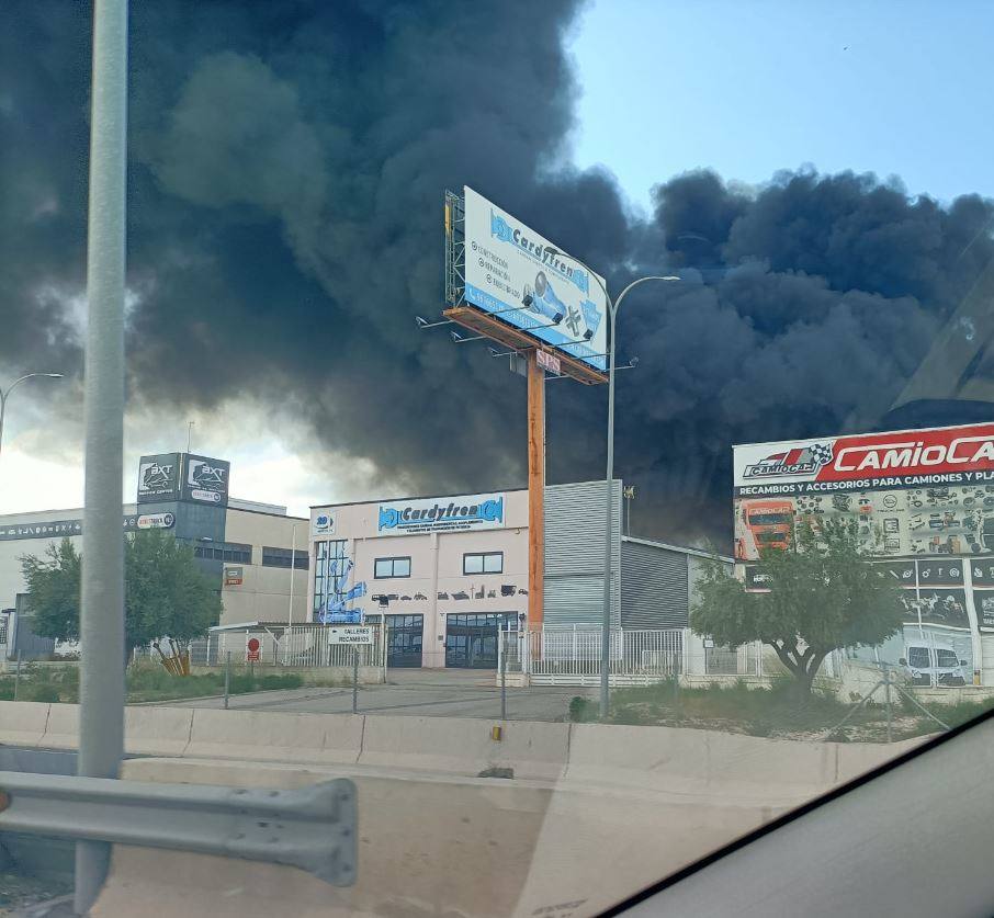 Incendio en una nave industrial de Mercadona