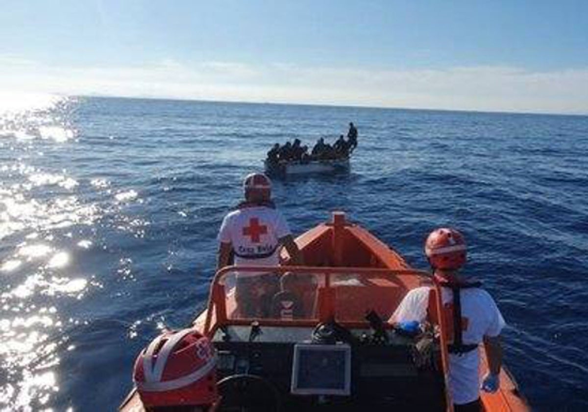 Una patera interceptada el pasado verano en la zona de Calp.