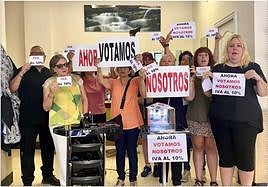 Un grupo de peluqueros, durante la protesta en Valencia.
