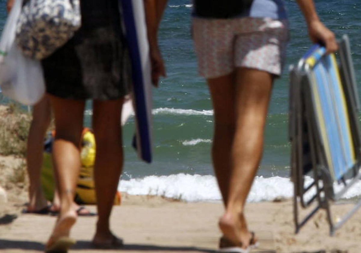 El truco definitivo para quitarte la arena de los pies tras un día de playa