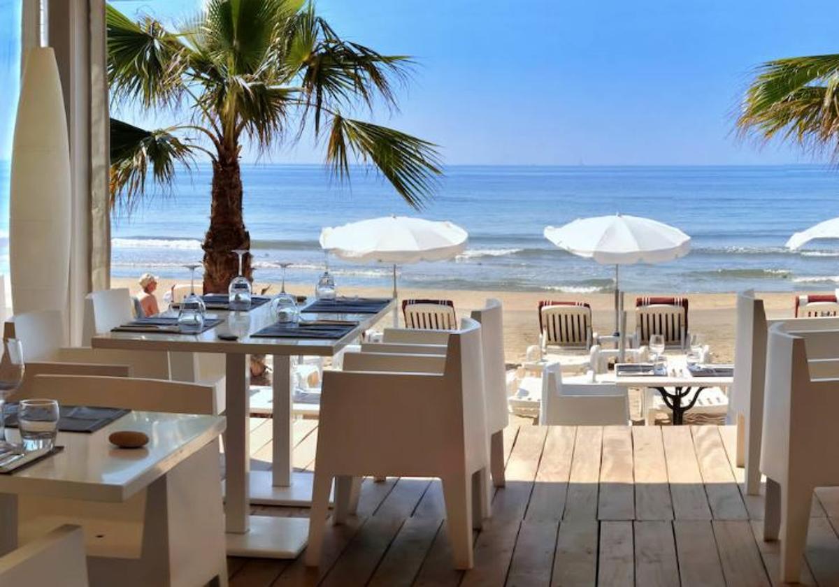 Restaurante junto al mar