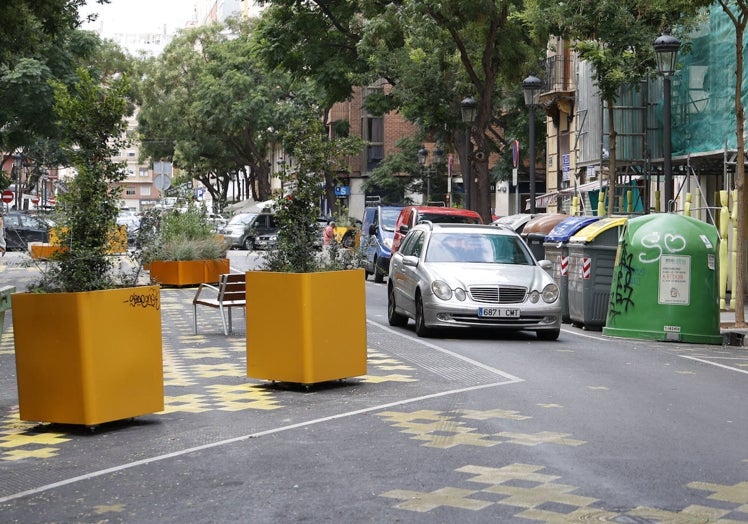 Paso de coches por las calles Palleter y Calixto III.