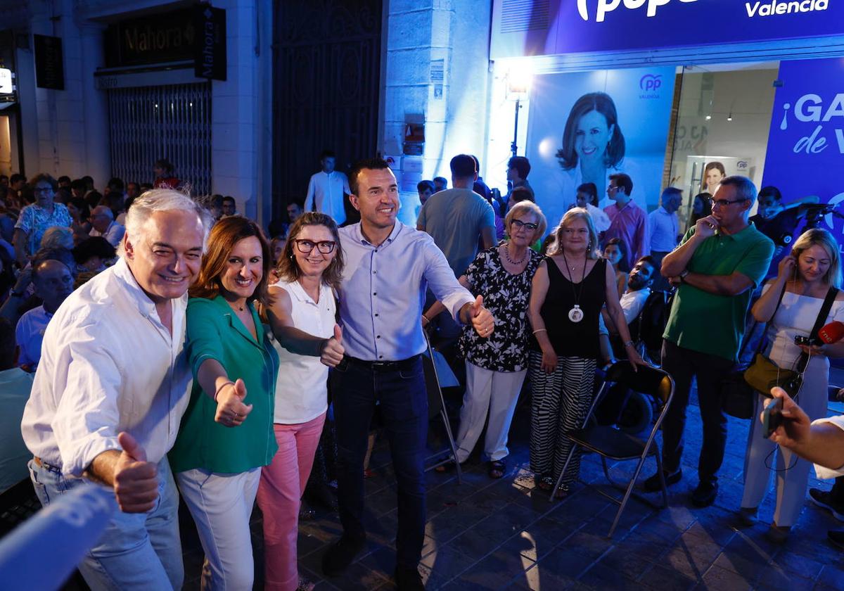 González Pons, Catalá, Daroca y Mompó, anoche en Valencia en el arranque de la campaña electoral.