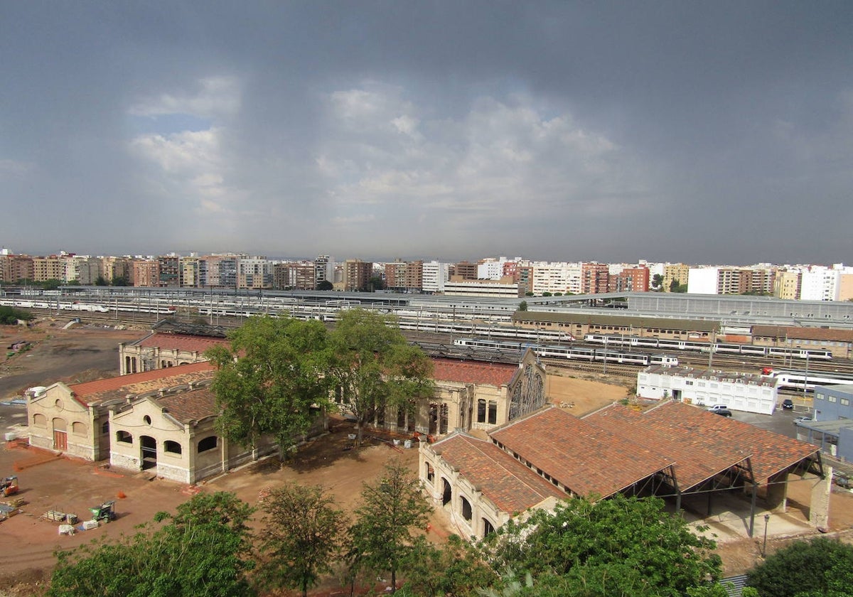 A la derecha, nave 4 del Parque Central de Valencia.