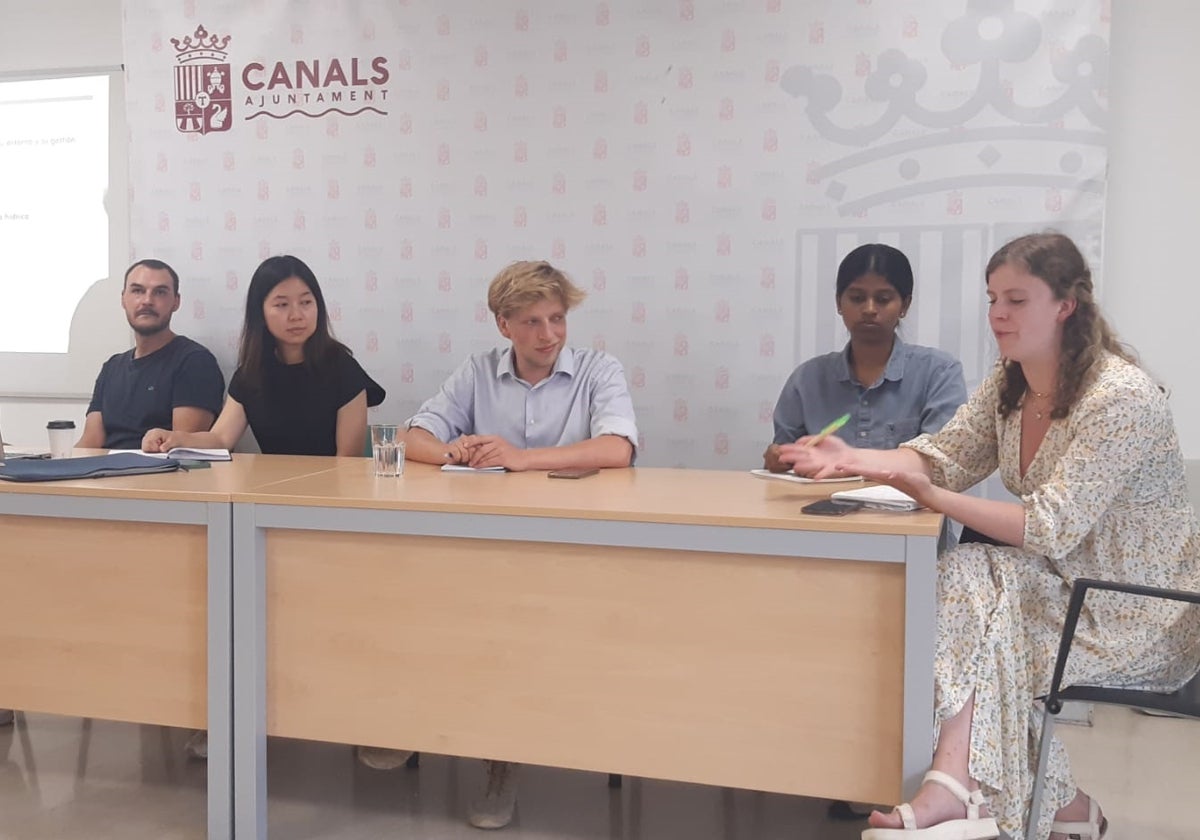 Los jóvenes participantes del estudio, durante la presentación.