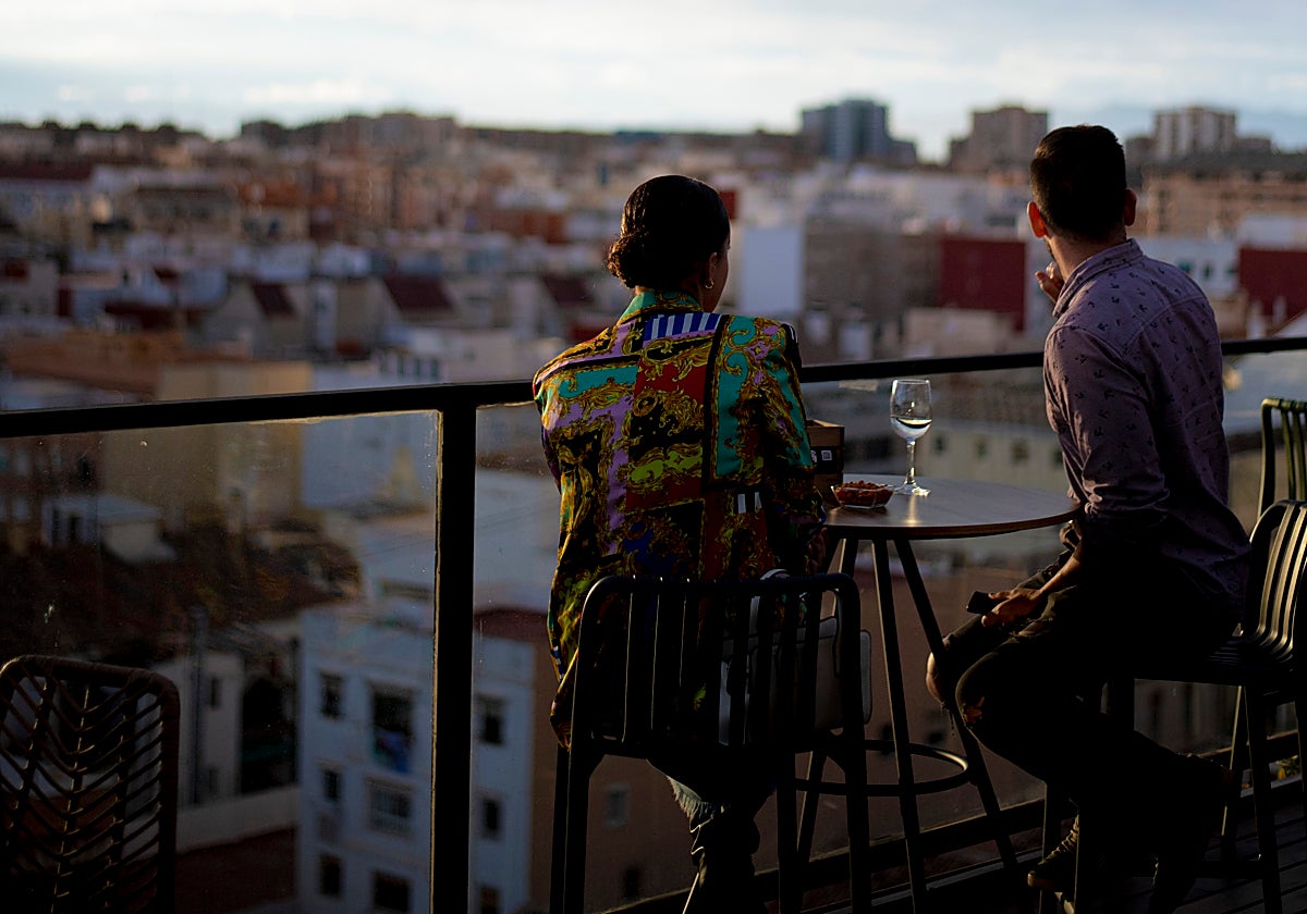'El Mirador del Grao', un nuevo sky bar para disfrutar del atardecer en Valencia