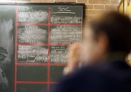 Un alumno en clase. De fondo, las tareas de día.