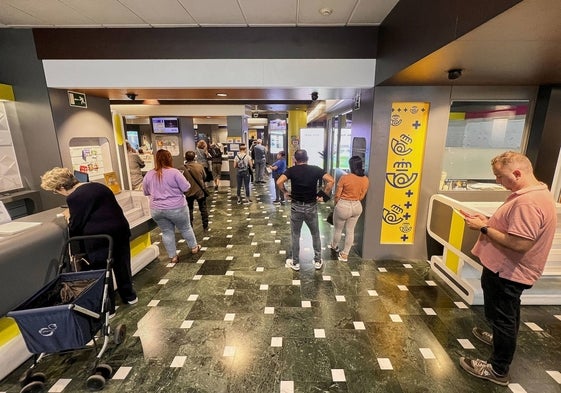 Colas en una oficina de correos de Valencia para solicitar el voto por correo.