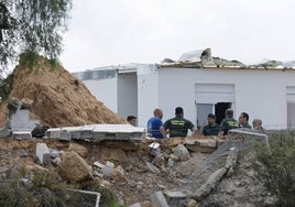 Los agentes de la Guardia Civil, el pasado jueves, inspeccionando el lugar tras la explosión.