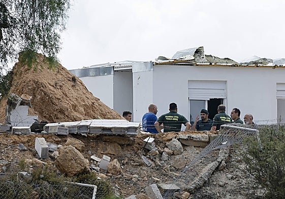 Los agentes de la Guardia Civil, el pasado jueves, inspeccionando el lugar tras la explosión.