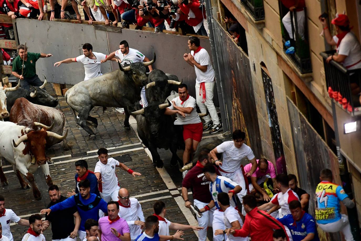 Los toros de Escolar ponen emoción y velocidad en el segundo encierro de San Fermín 2023