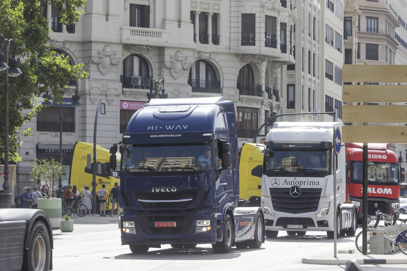 Los transportistas celebran San Cristóbal por las calles de Valencia