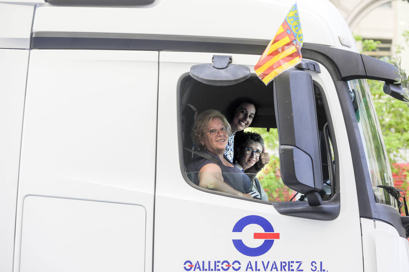 Los transportistas celebran San Cristóbal por las calles de Valencia