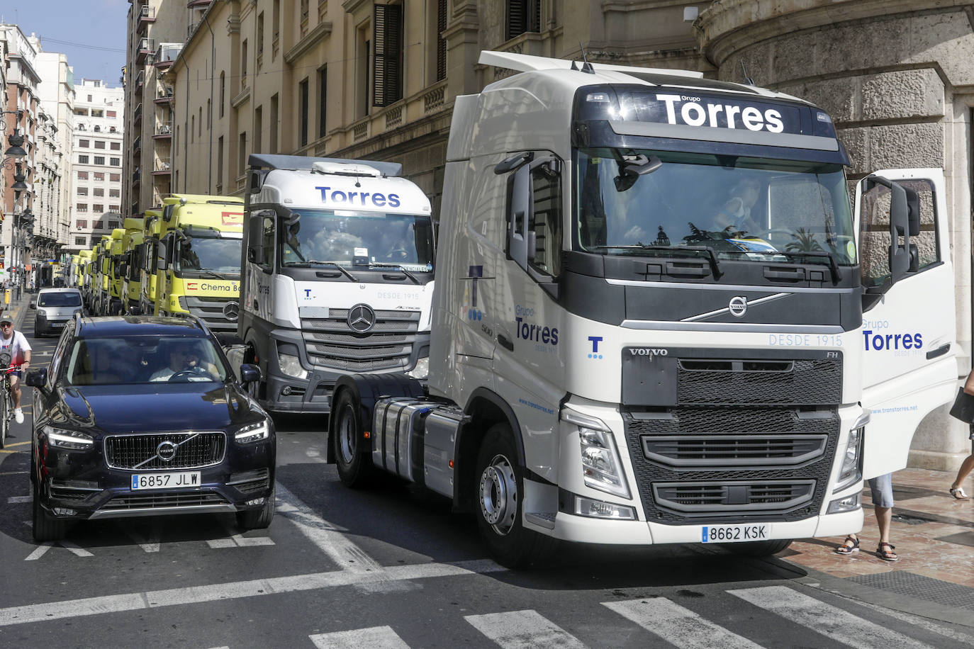 Los transportistas celebran San Cristóbal por las calles de Valencia