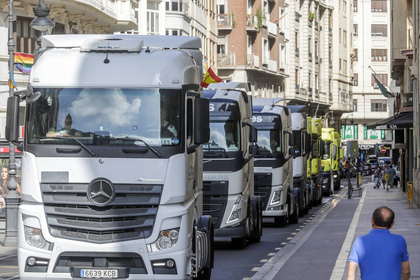 Los transportistas celebran San Cristóbal por las calles de Valencia