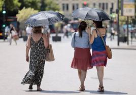 Varias mujeres se protegen del calor.