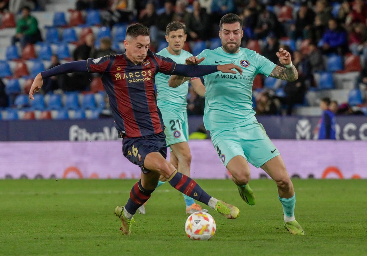 Pablo Martínez peleando un balón con Álex Pastor, jugador del Andorra.