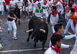 Imagen del tercer encierro de San Fermín este domingo en Pamplona.