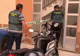 Agentes de la Guardia Civil en el inmueble donde se ha producido el supuesto asesinato.