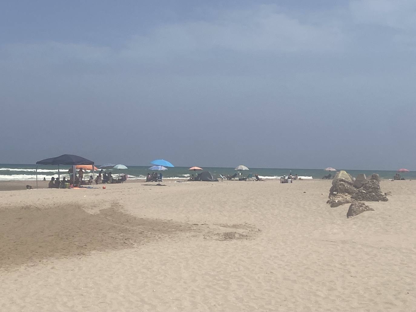 Playa de la Gola del Perellonet este domingo.