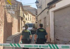 Dos guardias civiles junto a la casa donde ocurrieron los hechos.