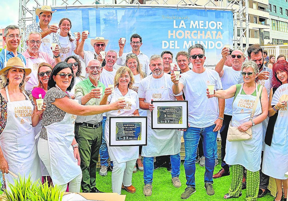 Voluntarios reparten horchata.