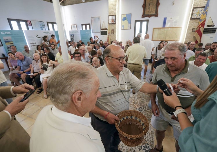 Imagen principal - Los ediles Juan Carlos Caballero y Carlos Mundina, junto al presidente de la cofradía, José Caballer;: entrega de bolas para el sorteo y Manolo Sanambrosio, pescador de cien años.