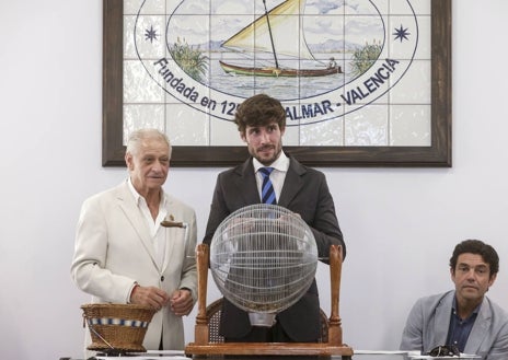 Imagen secundaria 1 - Los ediles Juan Carlos Caballero y Carlos Mundina, junto al presidente de la cofradía, José Caballer;: entrega de bolas para el sorteo y Manolo Sanambrosio, pescador de cien años.