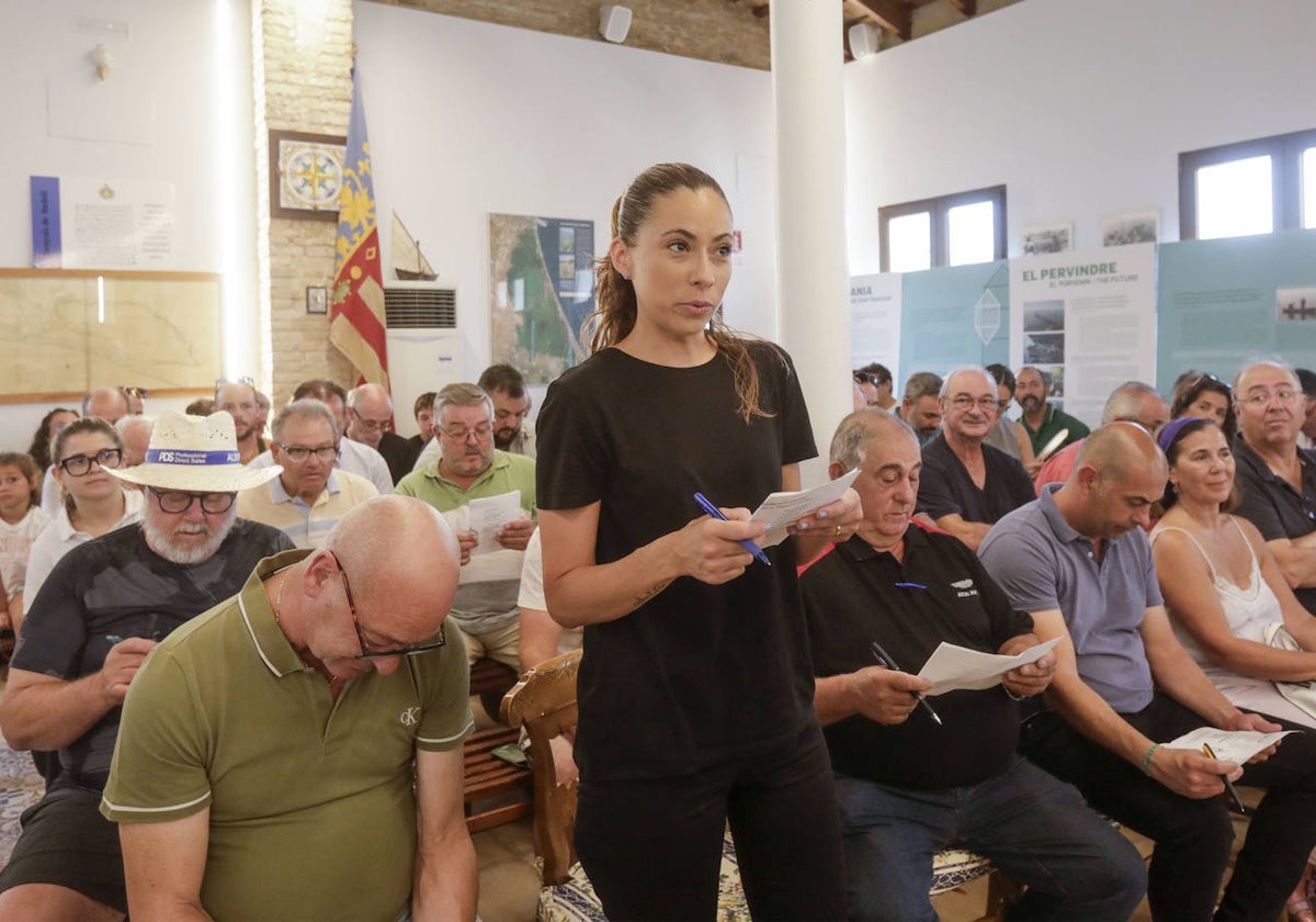 Una de las mujeres participantes en el sorteo de redolins o zonas de pesca de la Albufera.