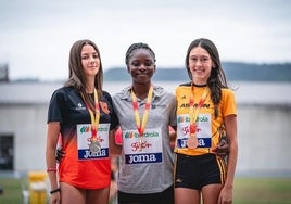 Tres atletas valencianas celebrando las medallas obtenidas.