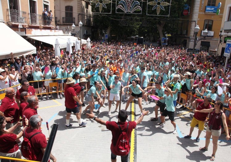 Imagen principal - Imágenes del cuhpinazo, los bous a la mar y la entrada de toros del sábado.