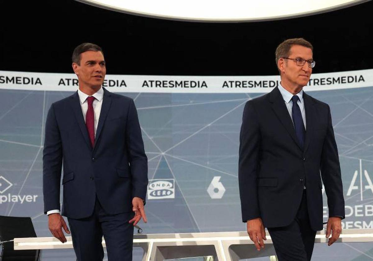 Sánchez y Feijóo, en el debate de este lunes.