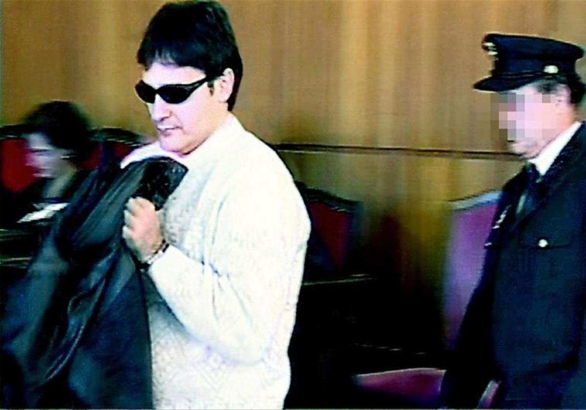 Joaquín Ferrándiz cubre su rostro con gafas de sol, durante una jornada de su juicio en la Audiencia de Castellón.