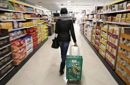 Una mujer en un pasillo de Mercadona.