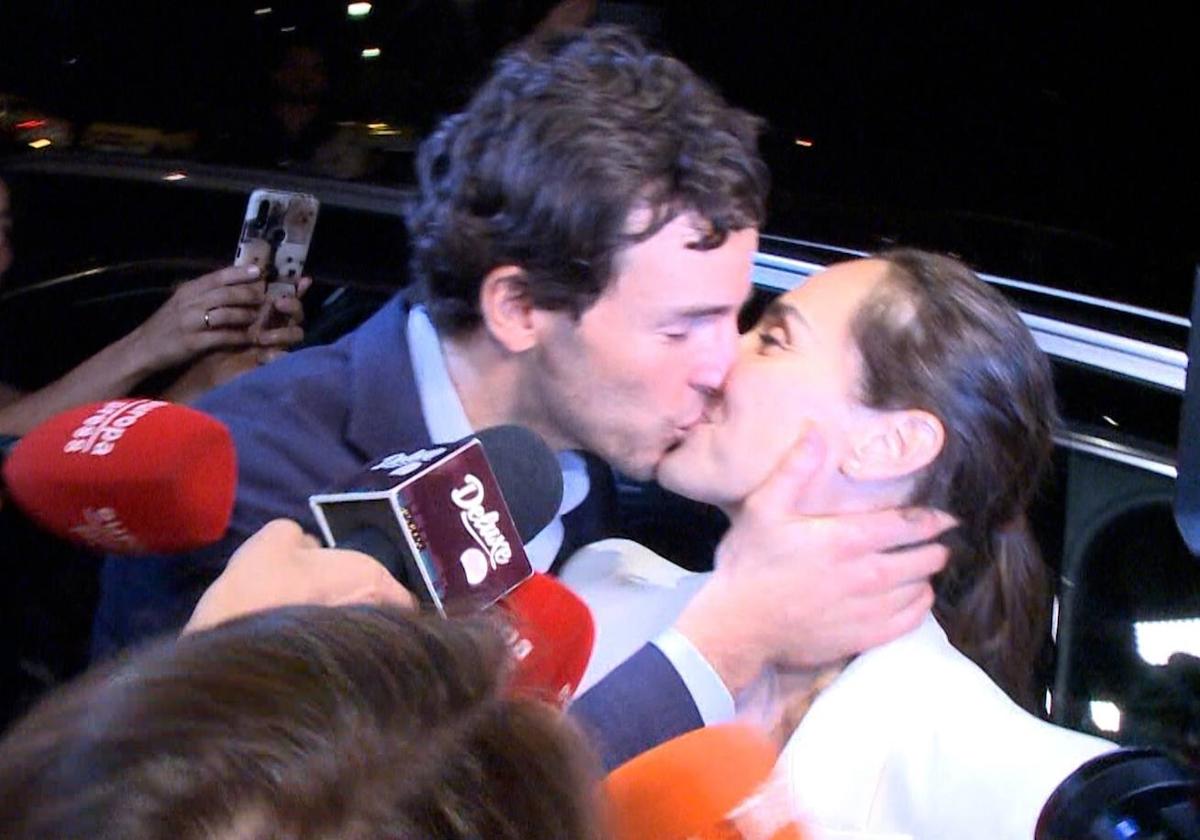 Tamara Falcó e Iñigo Onieva se besan tras celebrar su preboda.