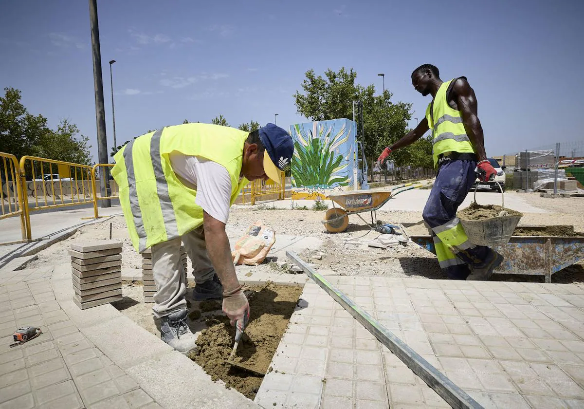 Calor hoy y mañana en Valencia | El infierno de trabajar a pleno sol | Las  Provincias