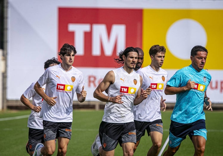 Javi Guerra, Cavani, Foulquier y Alberto Marí, con el preparador físico.