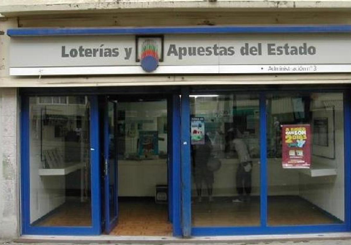 Una jugadora en una administración de Lotería y Apuestas del Estado