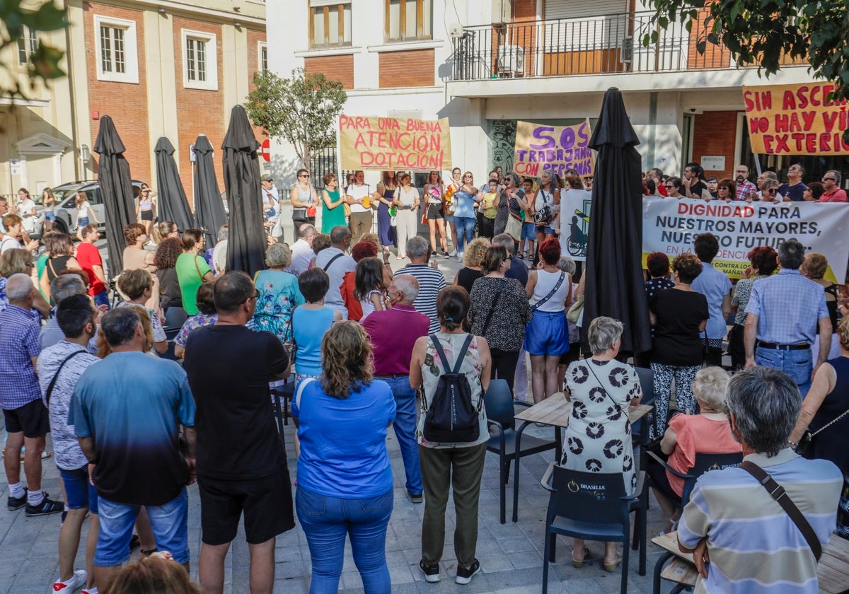 Concentración en Chiva por el estado de la residencia de mayores.