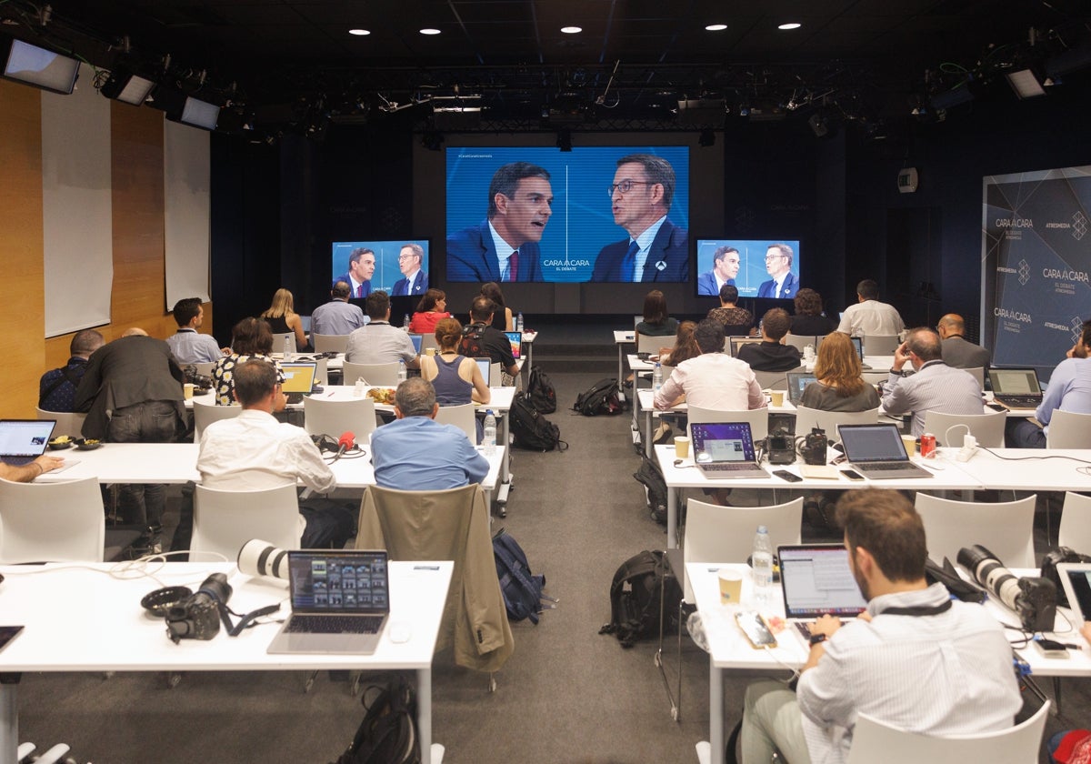 Sala de prensa desde la que se siguió el debate del lunes.