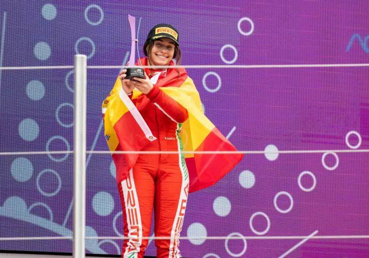 Marta García, en el podio tras una carrera de esta temporada.