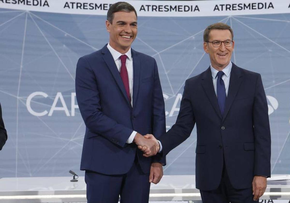 Sánchez y Feijóo, en el debate de este lunes.