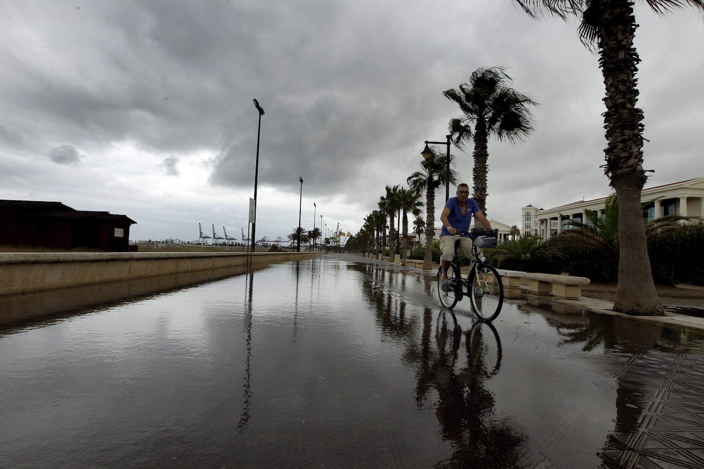 La playa valenciana mostraba ayer una estampa inusual durante el verano