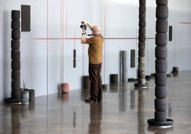 Sobre la pared la artista ha marcado las líneas del recorrido del sol desde el amanecer hasta el atardecer.