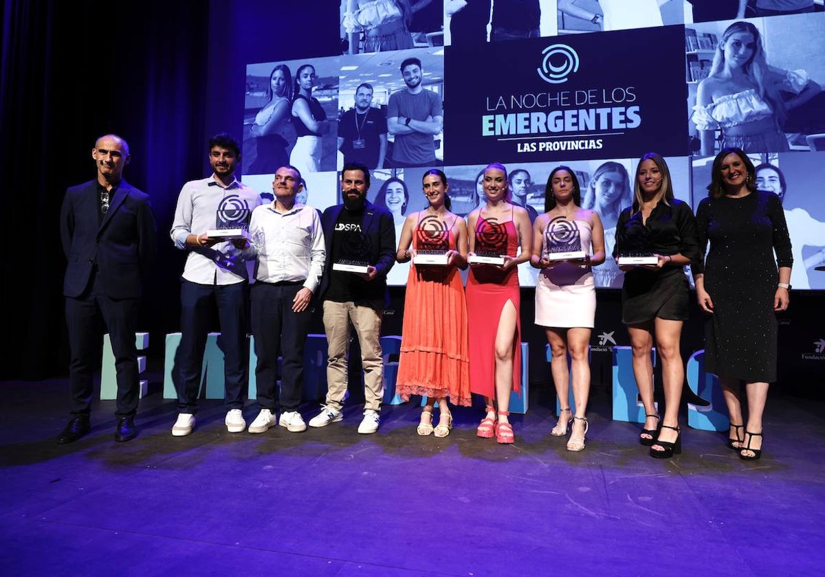 Los jóvenes reconocidos en la Noche de los Emergentes junto al director de LAS PROVINCIAS, Jesús Trelis, y la alcaldesa de Valencia, María José Catalá.